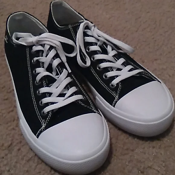 I'm selling black and white lugz size 8.5 womens - Picture 1 of 3